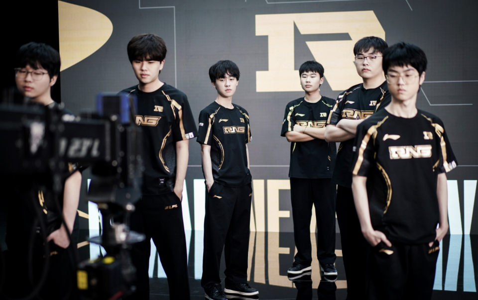 开云官方app入口-RNG力克T1，Inspired线上压制力十足宿敌对决成都决赛之夜，锁定晋级资格的简单介绍