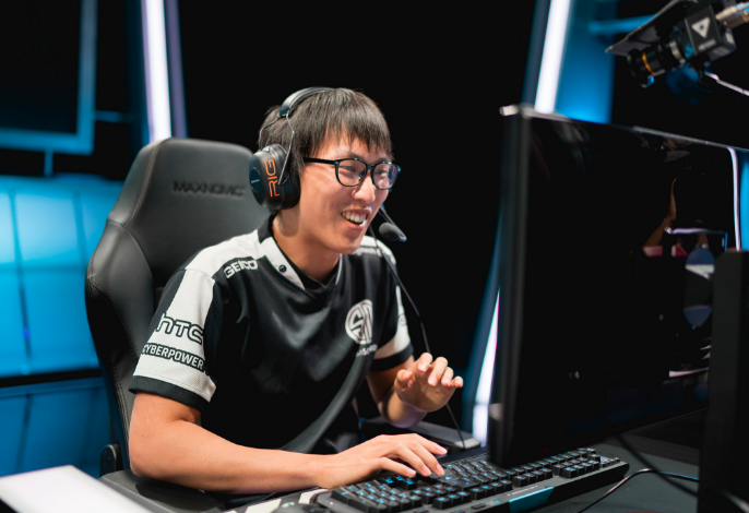 开云体育下载-包含TSM鏖战G2，Crisp打出惊人五杀强强对话小组赛，让粉丝疯狂欢呼的词条