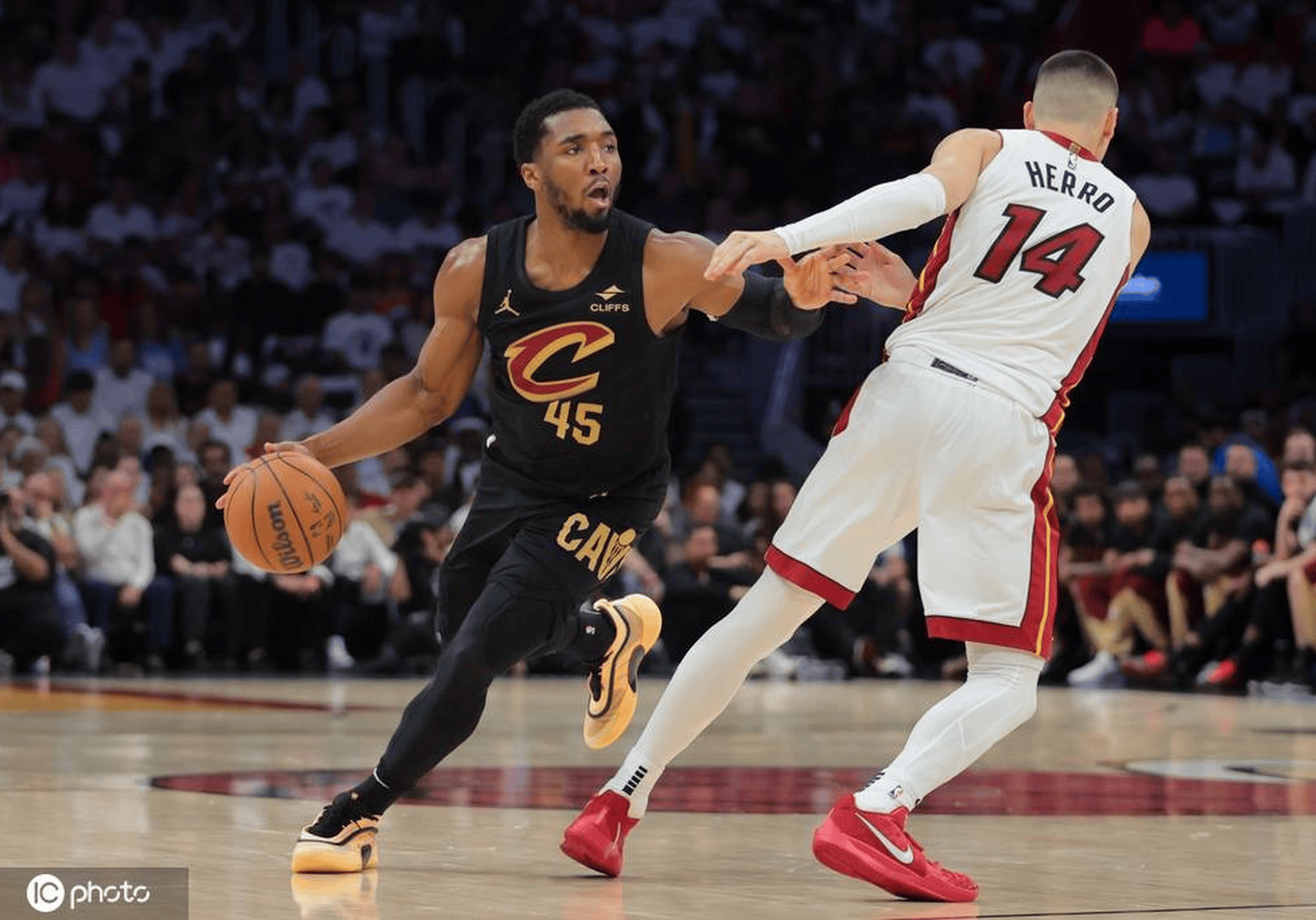 76人横扫法国男篮，米切尔打破历史纪录