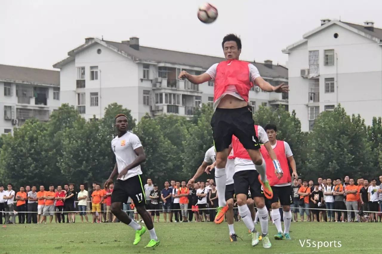 羊德队在比赛中展现出强大的进攻火力 羊德队在比赛中展现出强大的进攻火力