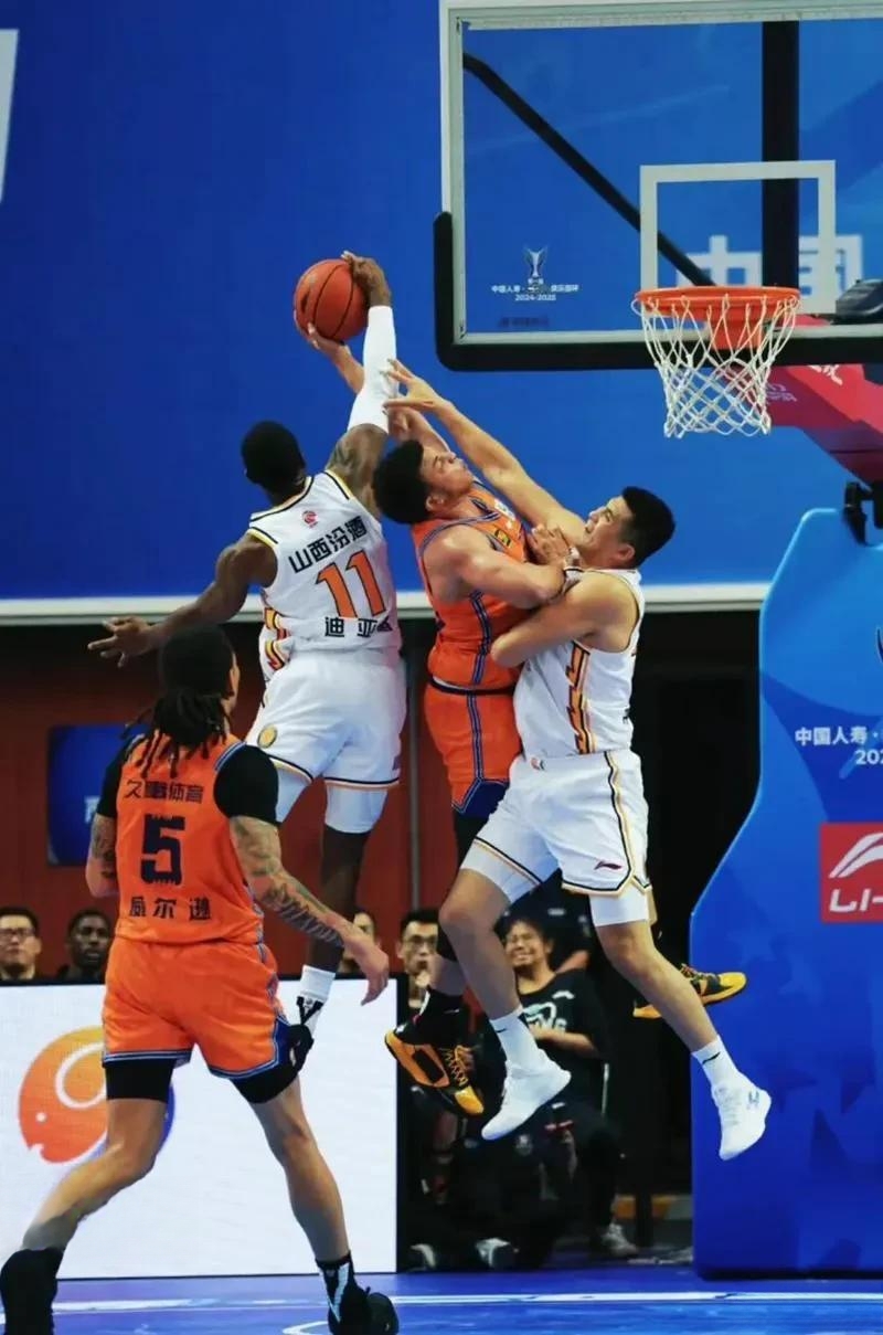 上海男篮上演逆转，惊险战胜江苏队