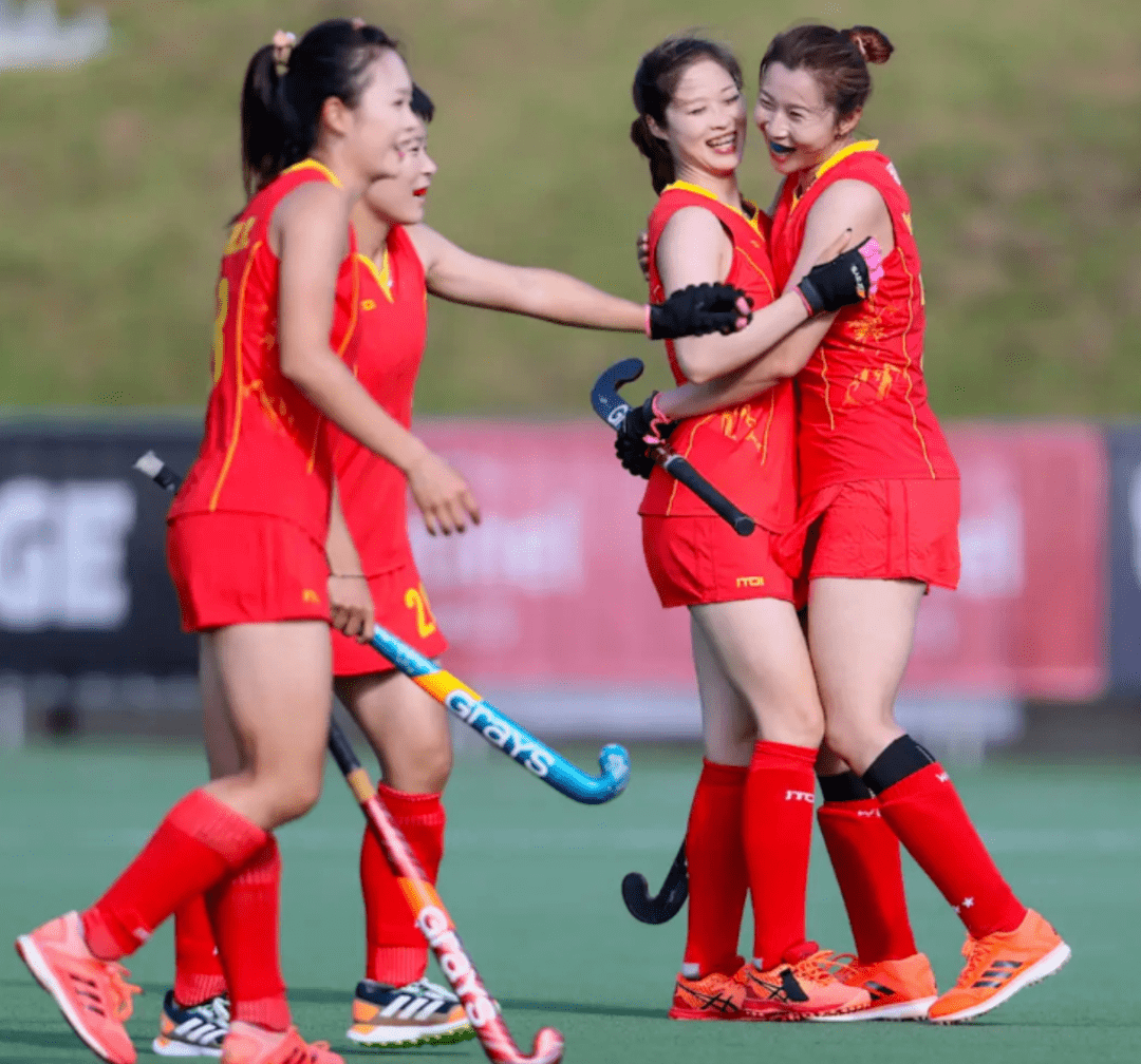 阿联酋女足球队开启训练备战,瞄准胜利 阿联酋女足球队开启训练备战,瞄准胜利