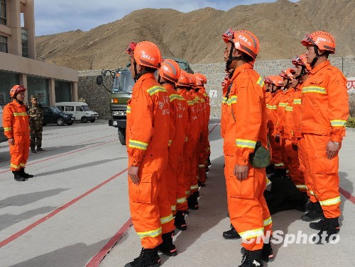 西藏队在场上比拼中压过对手 西藏队在场上比拼中压过对手