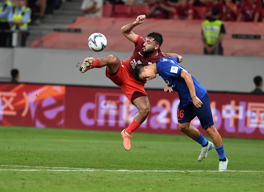 欧洲预选赛球队激烈对抗，实力强劲表现出色