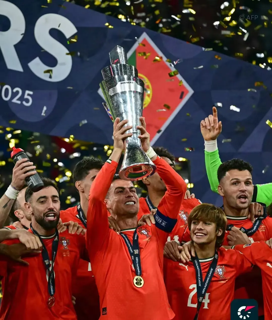 开云APP-欧冠大战打响，球迷热情支持球队