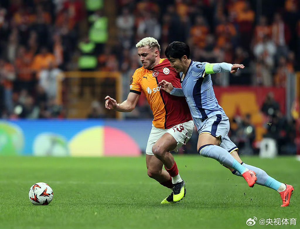 欧冠大战打响,球迷热情支持球队 欧冠大战打响,球迷热情支持球队