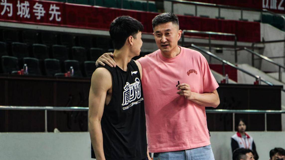 广东队外线连续命中,逆转比赛 广东队外线连续命中,逆转比赛