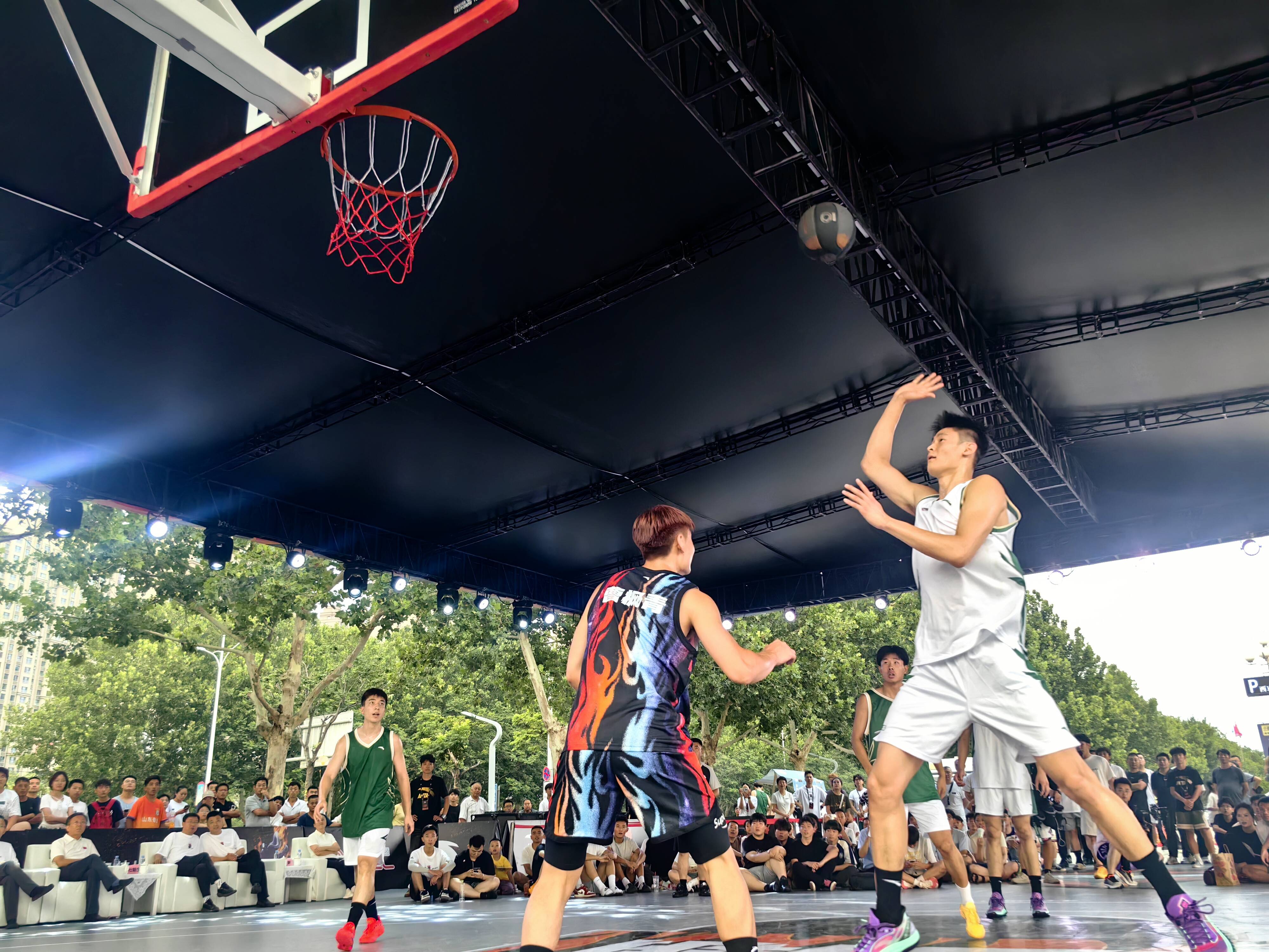 关键比赛现场气氛火爆，球场沸腾的简单介绍