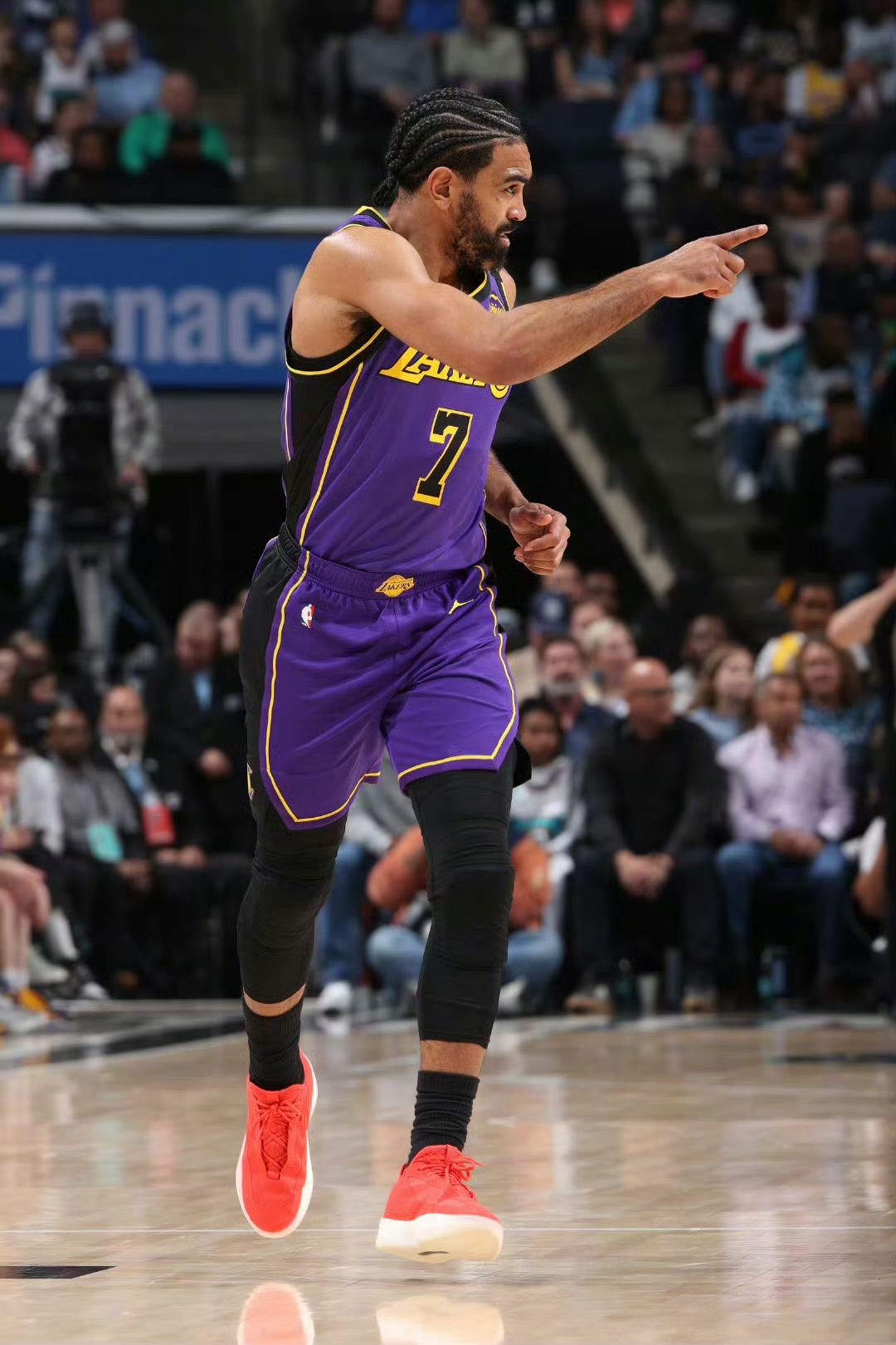 关于深圳队鏖战湖人，恩比德刷新纪录的信息