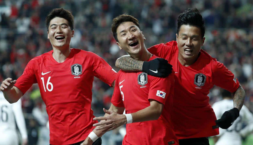 韩国队险胜日本队，黄鸭组合点燃赛场