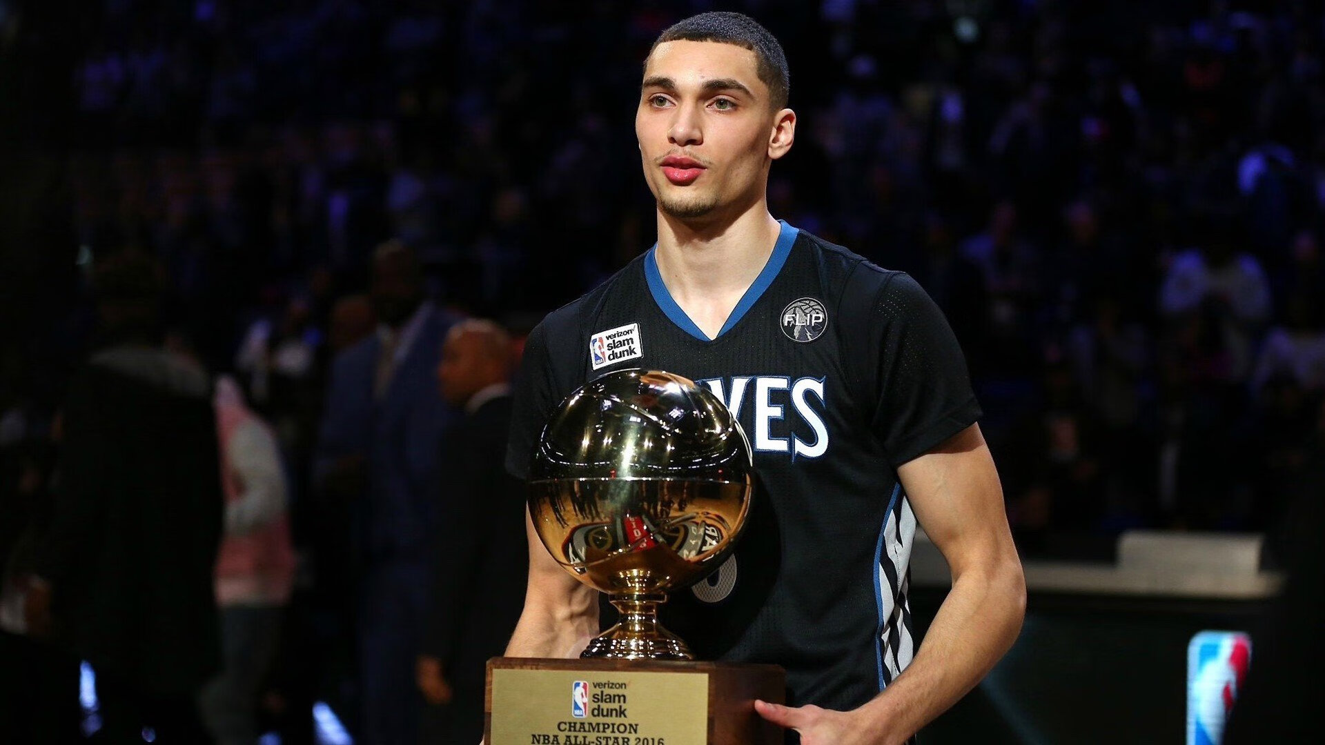 暗夜极速，阿克在F1街道赛的制胜方程式